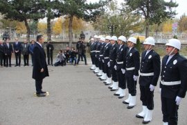 Erzurum Valisini karşılama kuyruğu