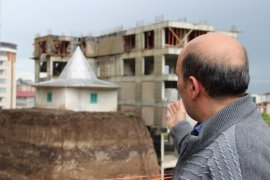 Türbe Olduğu İddiasıyla Yıkılamayan Yapı İnşaatların Ortasında Kaldı!