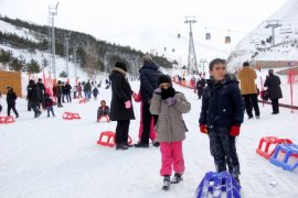 Palandöken'de hafta sonu kayak ve kızak coşkusu