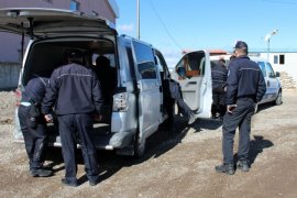 12 Kişilik Minibüsten 42 Kaçak Göçmen Çıktı!