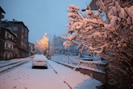 Oltu'da sezonun ilk kar yağışı