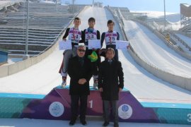 Erzurum’da Okullar Arası Kayakla Atlama Yarışması nefes kesti