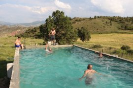 Oltulu Vatandaşlar, Sulama Havuzlarında Serinliyor!