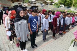 Oltu Gökçedere İlköğretim Okulu'ndan Mezun Olan Öğrenciler, Kartondan Yaptıkları Keplerini Umuda Attılar!