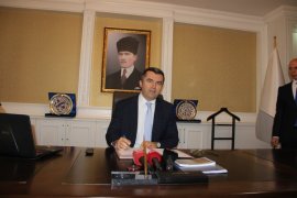 Erzurum Valisini karşılama kuyruğu