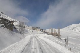 Oltu'da kardan kapanan yollar açılıyor