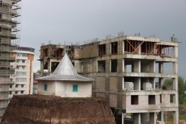 Türbe Olduğu İddiasıyla Yıkılamayan Yapı İnşaatların Ortasında Kaldı!