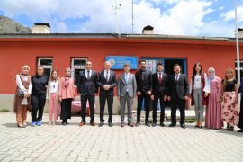 Oltu Gökçedere İlköğretim Okulu'ndan Mezun Olan Öğrenciler, Kartondan Yaptıkları Keplerini Umuda Attılar!