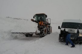 Erzurum-Bingöl karayolunda mahsur kalan vatandaşlar 5 buçuk saat sonra kurtarıldı