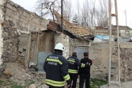 Çatılar Uçtu, Ağaçlar Yolu Kapattı, Bazı Otomobiller Hasar Gördü!