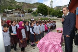 Oltu Gökçedere İlköğretim Okulu'ndan Mezun Olan Öğrenciler, Kartondan Yaptıkları Keplerini Umuda Attılar!