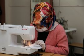 Oltulu kadınlar Kovid-19 nedeniyle gönüllü olarak maske üretmeye başladı