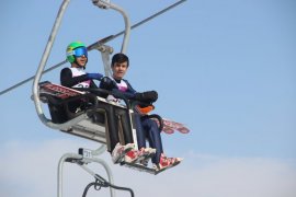 Erzurum’da Okullar Arası Kayakla Atlama Yarışması nefes kesti