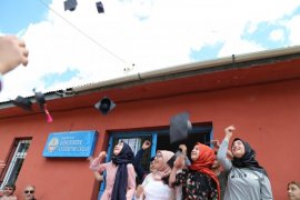 Oltu Gökçedere İlköğretim Okulu'ndan Mezun Olan Öğrenciler, Kartondan Yaptıkları Keplerini Umuda Attılar!