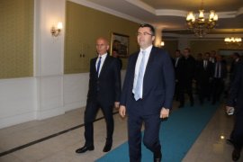 Erzurum Valisini karşılama kuyruğu