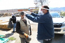 Oltu sanayi esnafına maske dağıtıldı