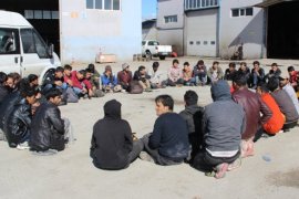 12 Kişilik Minibüsten 42 Kaçak Göçmen Çıktı!