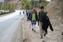 Servisçiler kontak kapattı, bin 400 öğrenci yolda kaldı