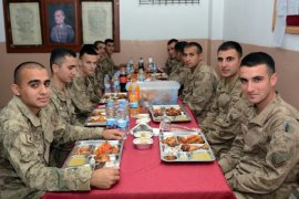 Vali Azizoğlu Mehmetçikle Birlikte İftar Açtı!