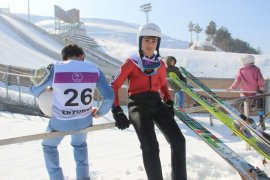 Erzurum’da Okullar Arası Kayakla Atlama Yarışması nefes kesti