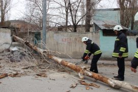 Çatılar Uçtu, Ağaçlar Yolu Kapattı, Bazı Otomobiller Hasar Gördü!