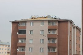 Çatılar Uçtu, Ağaçlar Yolu Kapattı, Bazı Otomobiller Hasar Gördü!