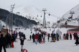 Palandöken'de hafta sonu kayak ve kızak coşkusu