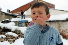 Doğu’da çatılar kardan arındırılıyor