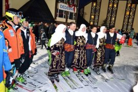 Yöresel Kıyafetli Kayakçıların Meşaleli-Türk Bayraklı Gece Kayağı Büyüledi!