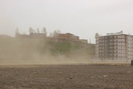 Çatılar Uçtu, Ağaçlar Yolu Kapattı, Bazı Otomobiller Hasar Gördü!