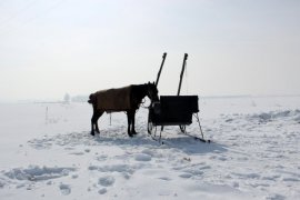 Atlı kızakla yolculuk yapıp karda patates közlemesi lezzetini tattılar