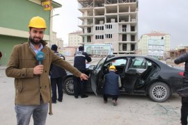 Çatılar Uçtu, Ağaçlar Yolu Kapattı, Bazı Otomobiller Hasar Gördü!