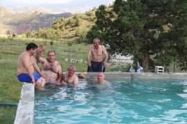 Oltulu Vatandaşlar, Sulama Havuzlarında Serinliyor!