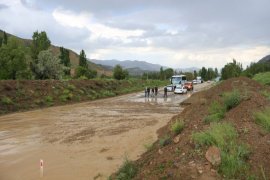 Oltu-Narman Karayolu Sel Nedeniyle 1,5 Saat Trafiğe Kapandı!