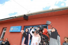 Oltu Gökçedere İlköğretim Okulu'ndan Mezun Olan Öğrenciler, Kartondan Yaptıkları Keplerini Umuda Attılar!