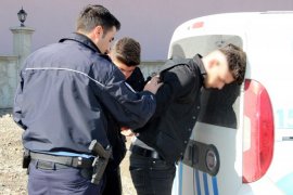 12 Kişilik Minibüsten 42 Kaçak Göçmen Çıktı!