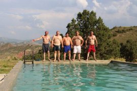 Oltulu Vatandaşlar, Sulama Havuzlarında Serinliyor!