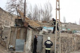 Çatılar Uçtu, Ağaçlar Yolu Kapattı, Bazı Otomobiller Hasar Gördü!