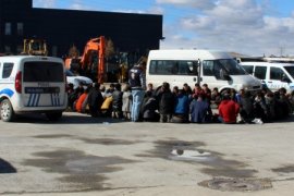 12 Kişilik Minibüsten 42 Kaçak Göçmen Çıktı!