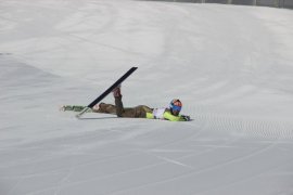 Erzurum’da Okullar Arası Kayakla Atlama Yarışması nefes kesti