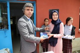 Oltu Gökçedere İlköğretim Okulu'ndan Mezun Olan Öğrenciler, Kartondan Yaptıkları Keplerini Umuda Attılar!