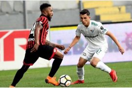 Oltulu Futbolcu, Bursaspor'la İlk Maçına Çıktı!