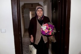 Oltu'da şehit anneleri, yılın annesi ve 100 yaşındaki kadına Anneler Günü sürprizi