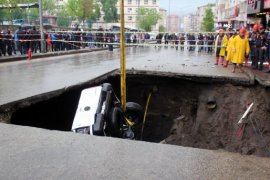 Karayolunda Oluşan Çukura Düşen Araç Çıkarıldı, Binalarda Oturanlar Tahliye Edildi!
