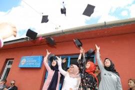 Oltu Gökçedere İlköğretim Okulu'ndan Mezun Olan Öğrenciler, Kartondan Yaptıkları Keplerini Umuda Attılar!