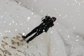 Erzurum'da lapa lapa kar ve tipi