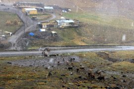 Erzurum'da lapa lapa kar ve tipi
