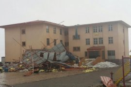 Horasan ve Karayazı’da Fırtına Hayatı Felç Etti!