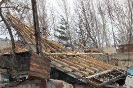 Çatılar Uçtu, Ağaçlar Yolu Kapattı, Bazı Otomobiller Hasar Gördü!