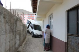 Oltu'da Eve Çarpan Araç Büyük Korku Yaşattı!